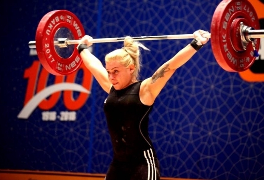 阿塞拜疆举重女运动员在卡塔尔获得冠军