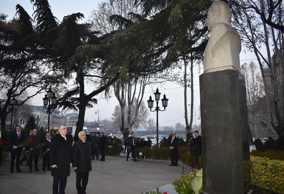Tbilisidə ümummilli lider Heydər Əliyevin abidəsi ziyarət olunub