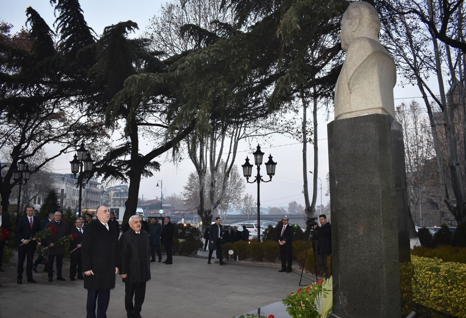 Se ha visitado el monumento del gran líder nacional Heydar Aliyev en Tiflis