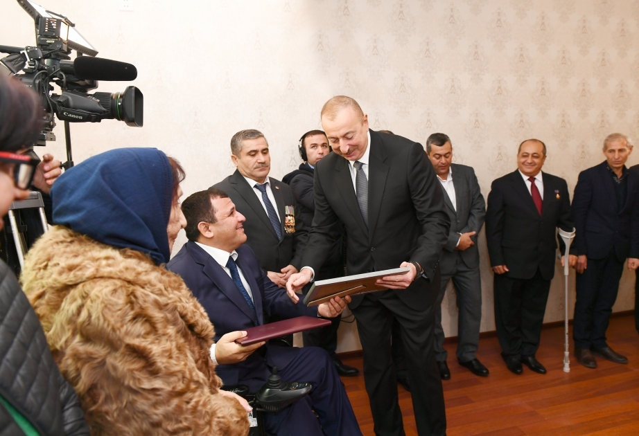 Se celebró una ceremonia para proporcionar apartamentos y automóviles a los discapacitados de la guerra de Karabaj y a personas de condición similar  El presidente Ilham Aliyev asiste a la ceremonia