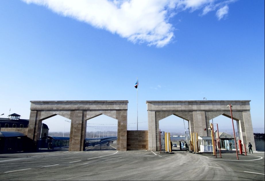 Neue 325m lange Autobahnbrücke über Fluss Samur in Betrieb genommen