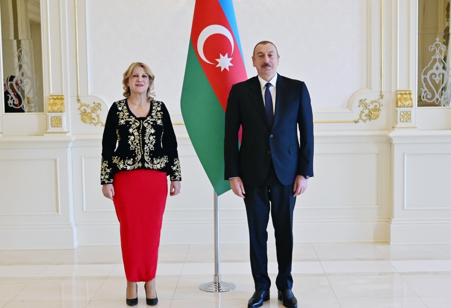 Präsident Ilham Aliyev empfängt neue Botschafterin von Algerien VIDEO