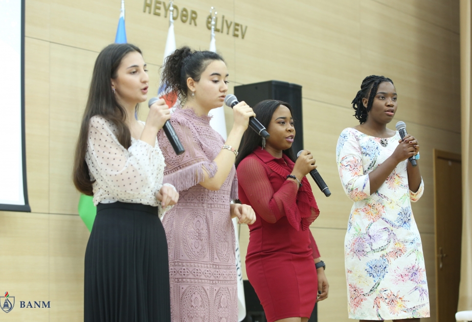 Estudiantes nigerianos de la Escuela Superior de Petróleo de Bakú interpretan “Sari Gelin”