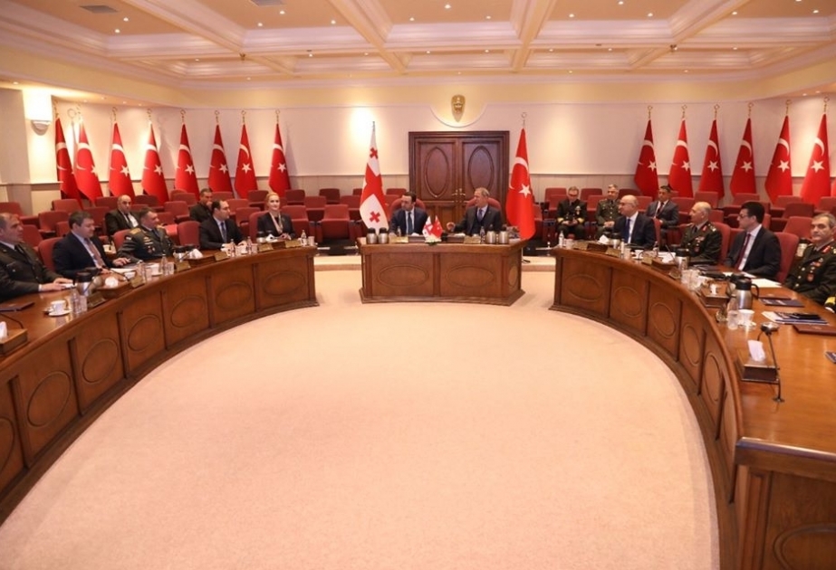 مناقشة آفاق التعاون العسكري بين أذربيجان وجورجيا وتركيا في أنقرة