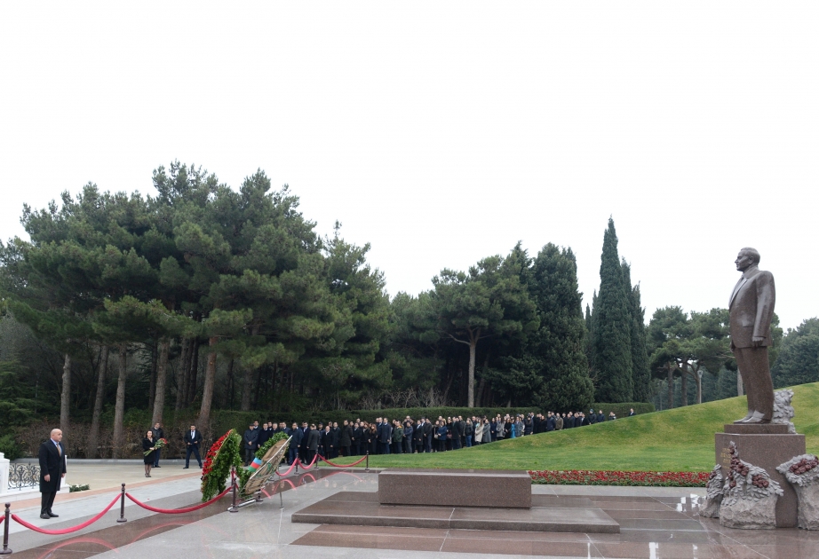 Коллектив Государственного нефтяного фонда посетил в Аллее почетного захоронения могилу великого лидера Гейдара Алиева