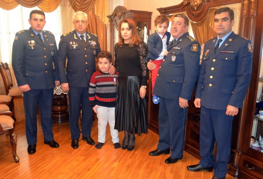 Medalla "Por el coraje" entregada a la familia del piloto militar Rashad Atakishiyev