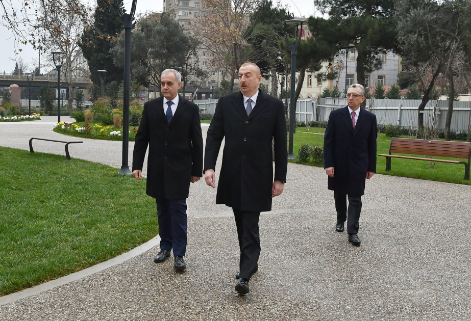 Prezident İlham Əliyev Bakının daha bir parkında aparılan yenidənqurma işləri ilə tanış olub YENİLƏNİB VİDEO