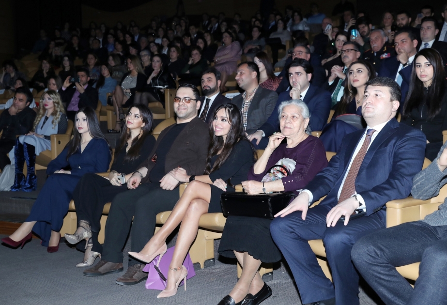 نائبة رئيسة مؤسسة حيدر علييف تشارك في الحفل الموسيقي بمركز الموقام بمناسبة يوم تضامن أذربيجانيي العالم وعيد رأس السنة