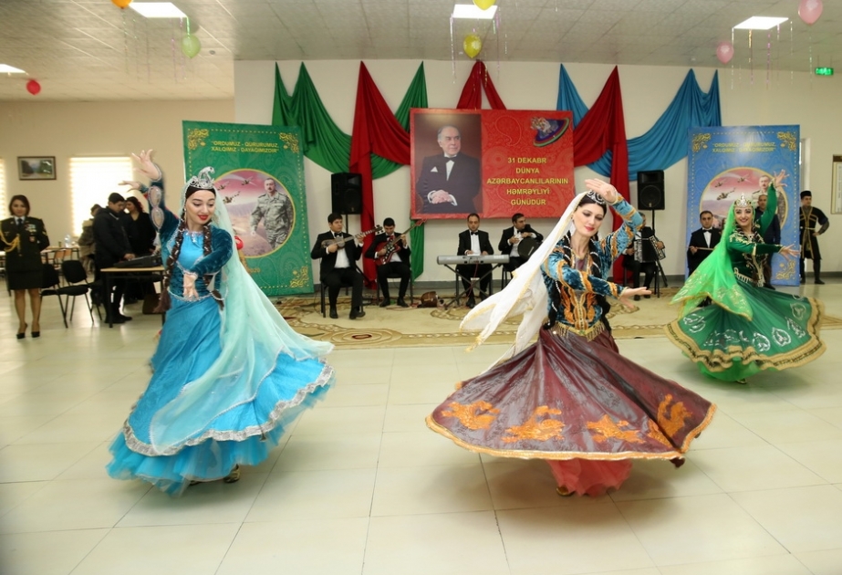 Müdafiə naziri “Açıq qapı günü” tədbirində iştirak edib
