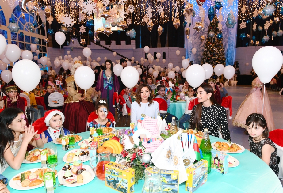 Traditionelles Neujahrfest für Kinder: Erste Vizepräsidentin Mehriban Aliyeva besucht Feierlichkeit VIDEO