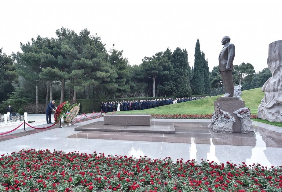 律师协会成员拜谒全民领袖盖达尔·阿利耶夫墓和烈士陵园