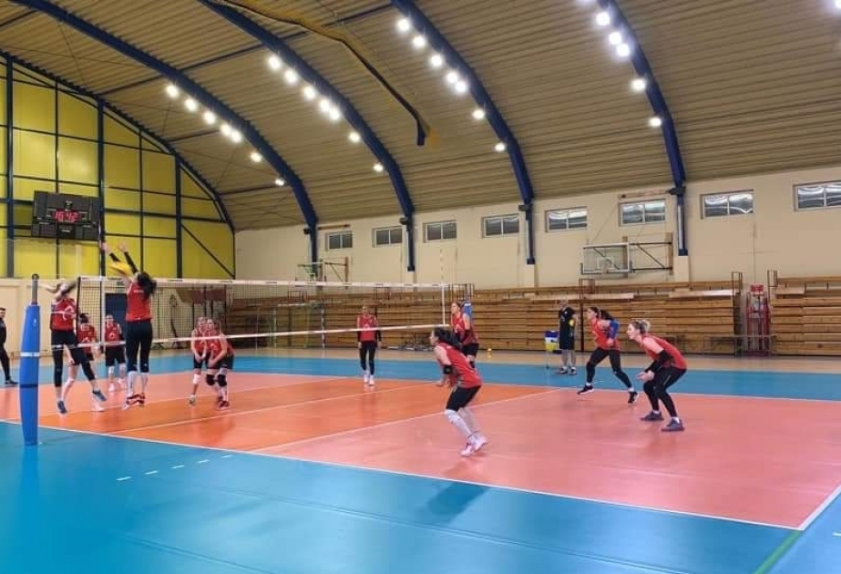 L'équipe d'Azerbaïdjan féminine de volleyball s'entraîne en Pologne