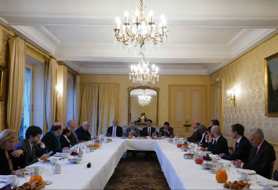 Jefes de los centros de pensamiento de Francia fueron informados sobre la política exterior y el desarrollo moderno de Azerbaiyán