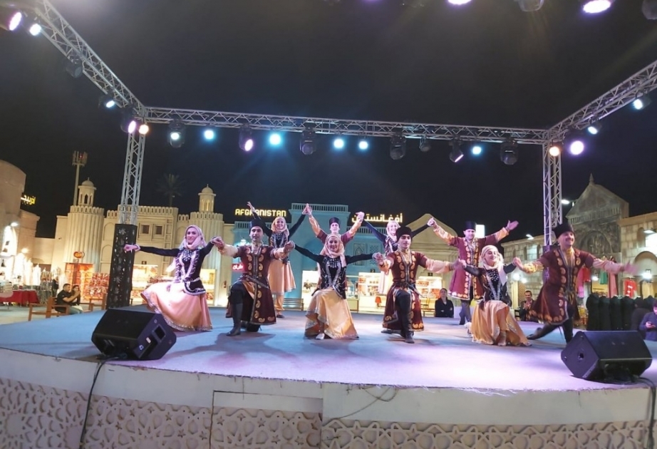 Danza azerbaiyana en el Festival del Patrimonio Jeque Zayed en Abu Dhabi