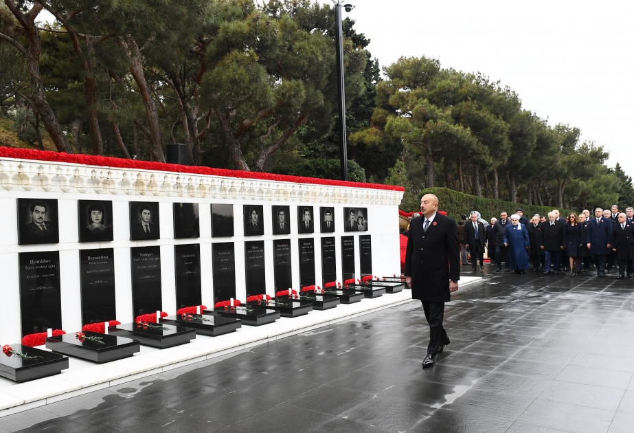 Qanlı 20 Yanvar faciəsinin otuzuncu ildönümü ilə əlaqədar Şəhidlər xiyabanını ümumxalq ziyarəti Azərbaycan Prezidenti İlham Əliyev şəhidlərin əziz xatirəsini yad edib YENİLƏNİB VİDEO