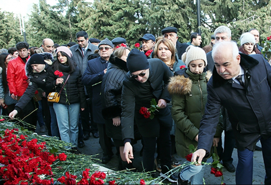 Elmi ictimaiyyətin nümayəndələri Şəhidlər xiyabanını ziyarət ediblər