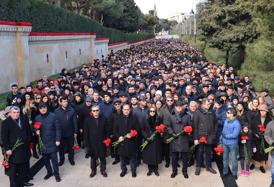 Təhsil işçiləri Şəhidlər xiyabanını ziyarət ediblər