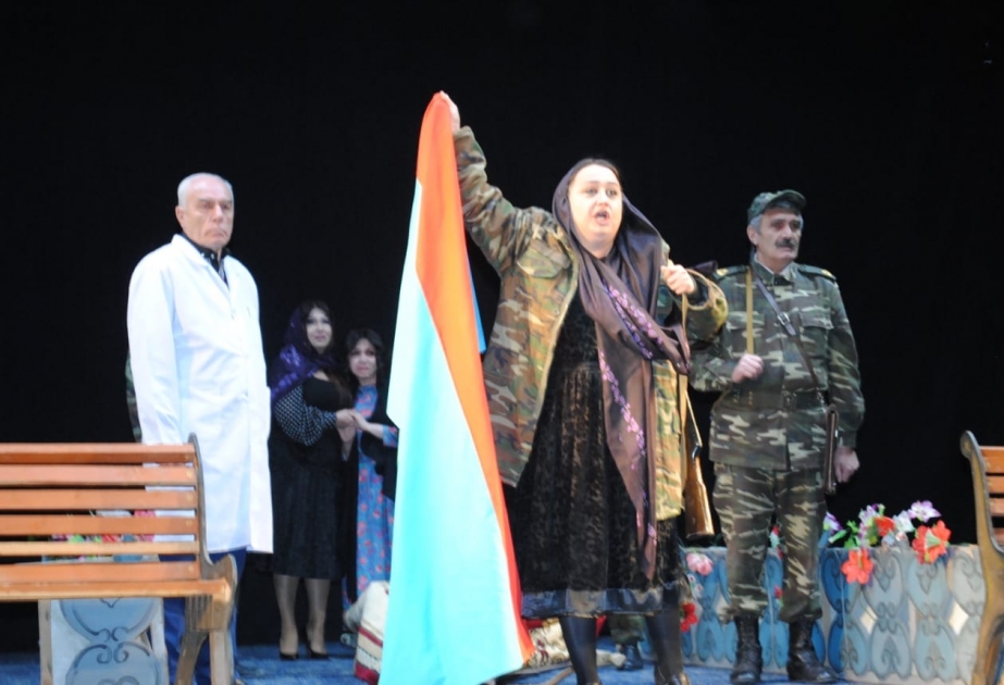 Əsgərlər Sumqayıt teatrında 20 Yanvar faciəsinə həsr olunmuş “Vicdanın hökmü” tamaşasına baxıblar