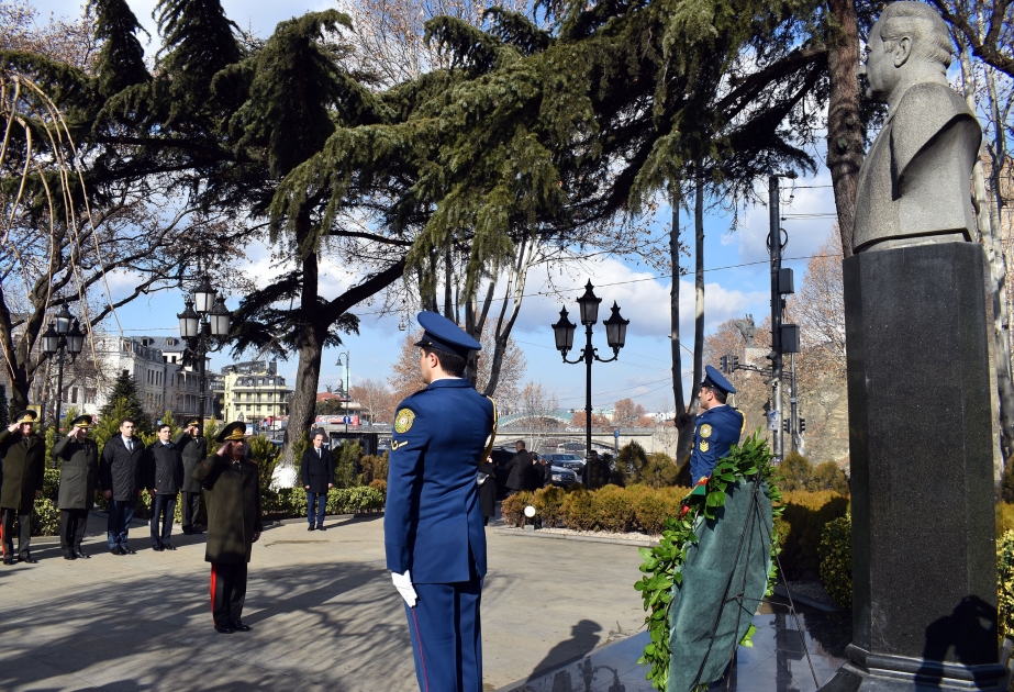 El Ministro de Defensa de Azerbaiyán visita el monumento al gran líder Heydar Aliyev en Tiflis