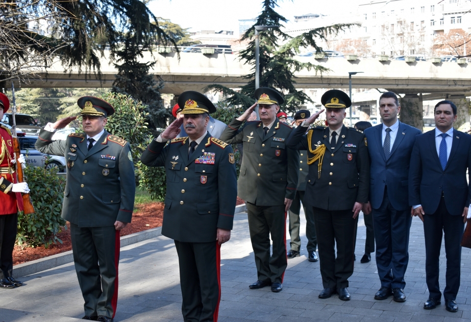 Azərbaycanın Müdafiə naziri Tbilisidə Qəhrəmanlar meydanını ziyarət edib