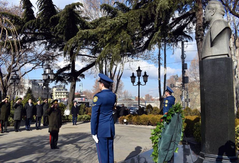 Verteidigungsminister Hasanov besucht Denkmal von Nationalleader Heydar Aliyev in Tiflis