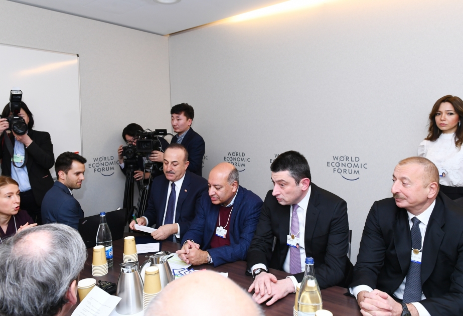 Presidente azerbaiyano, Ilham Aliyev asiste a una reunión en el marco del Foro Económico Mundial