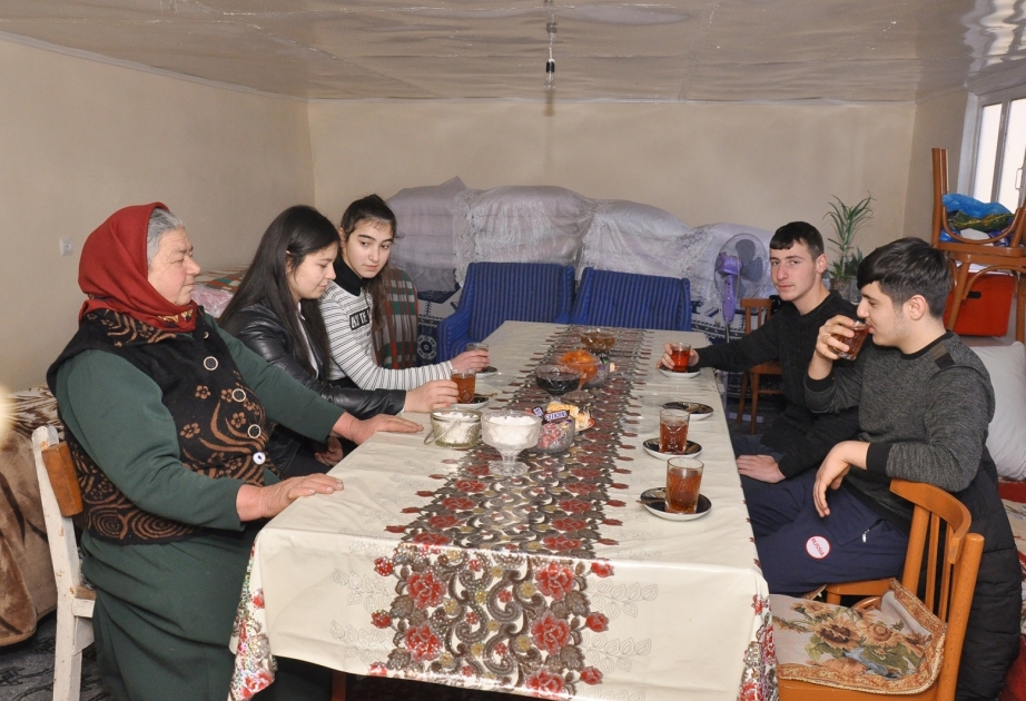 Zaqatala gəncləri “Könüllü qonaq” təşəbbüsü çərçivəsində daha bir ailəyə baş çəkiblər