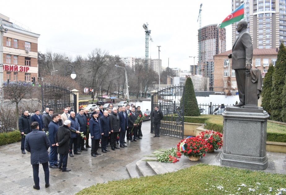 Azerbaijani delegation visits monument to national leader Heydar Aliyev in Kyiv VIDEO