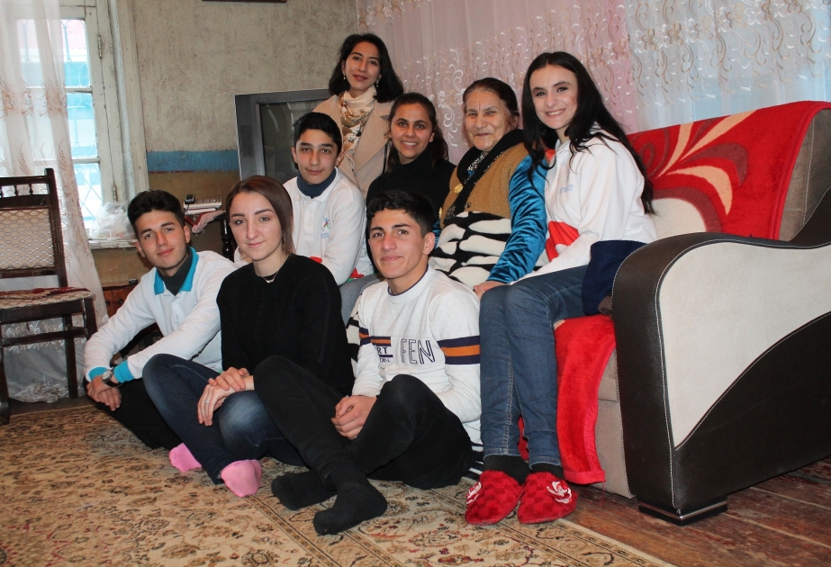 Bərdəli gənclər “Könüllü qonaq” təşəbbüsü çərçivəsində növbəti ailəyə baş çəkiblər