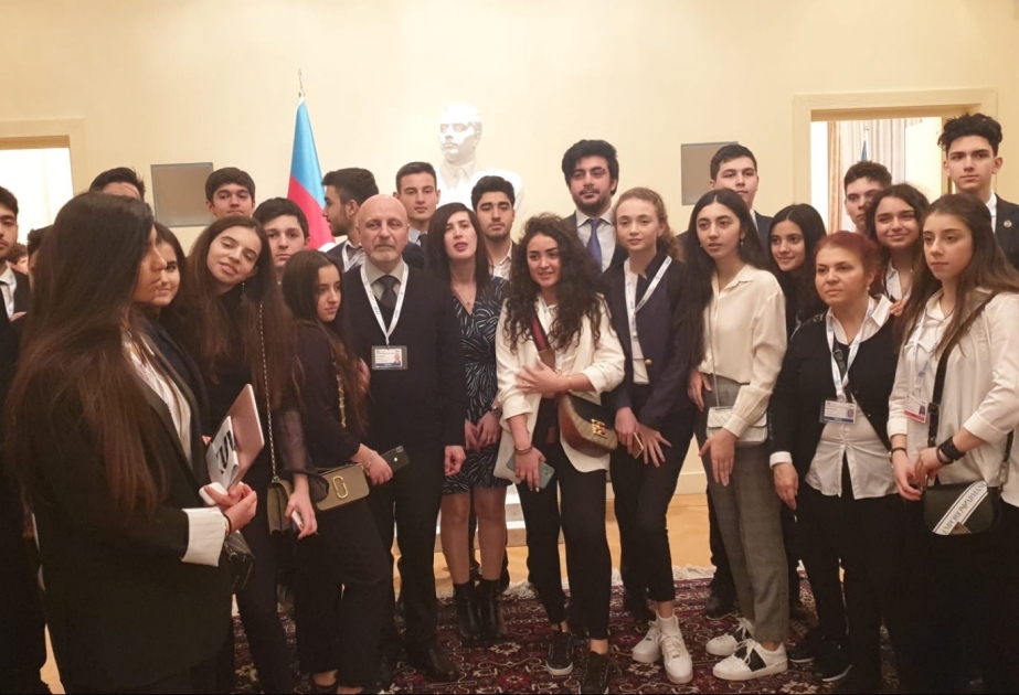 Ölkəmizin Niderlanddakı səfirliyində beynəlxalq konfransın azərbaycanlı iştirakçıları ilə görüş olub