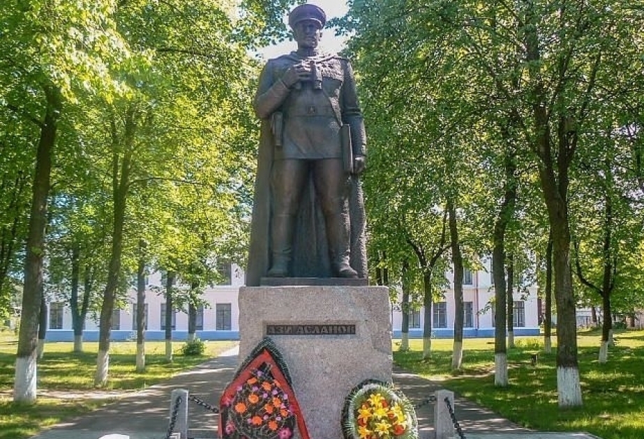 独联体成员国代表拜谒阿季·阿斯兰诺夫纪念碑