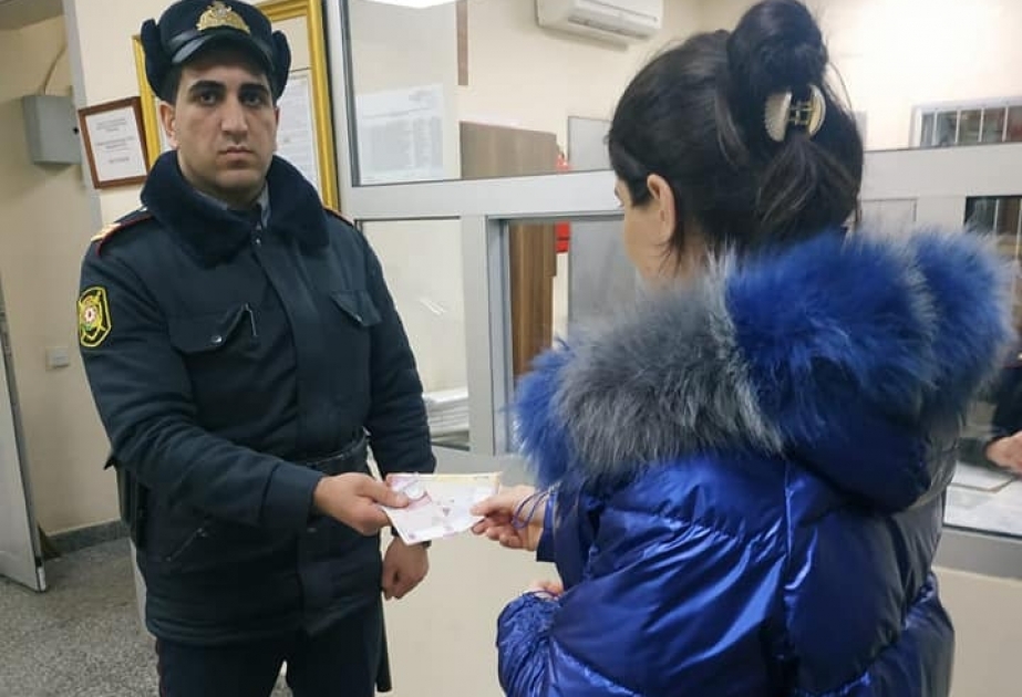 Polis əməkdaşı metronun “28 May” stansiyasında tapdığı 2139 manat məbləğində pulu sahibinə qaytarıb