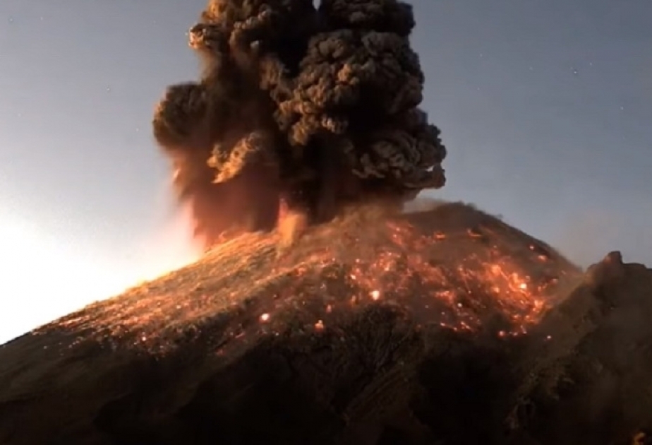 Entra en erupción el Volcán Shindake en Japón