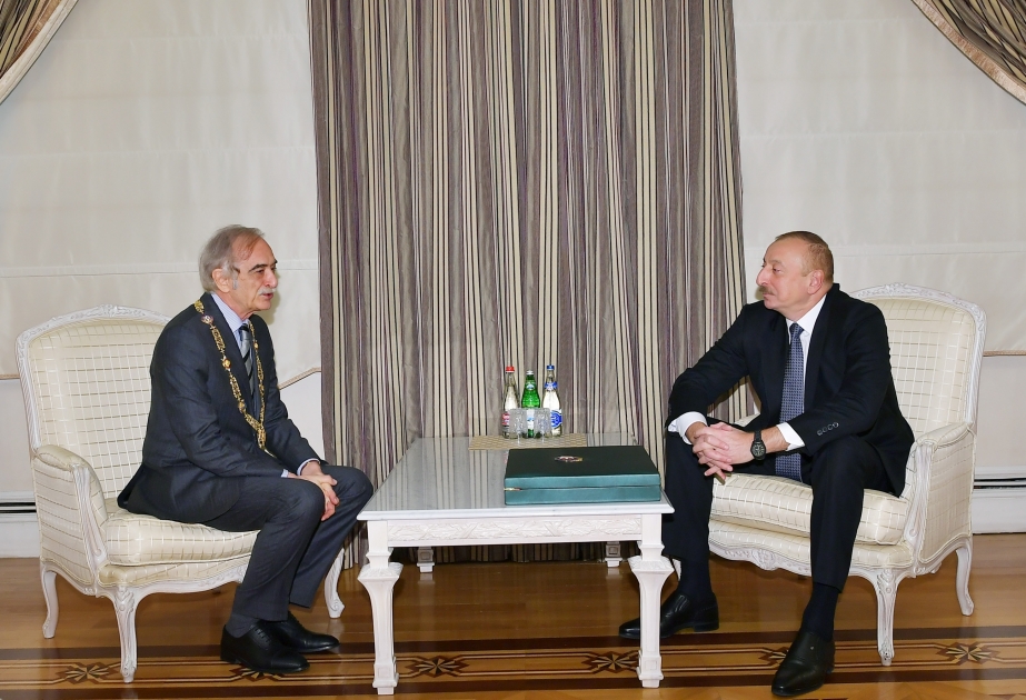 Le président Ilham Aliyev remet l’Ordre Heydar Aliyev à Polad Bulbuoglu VIDEO