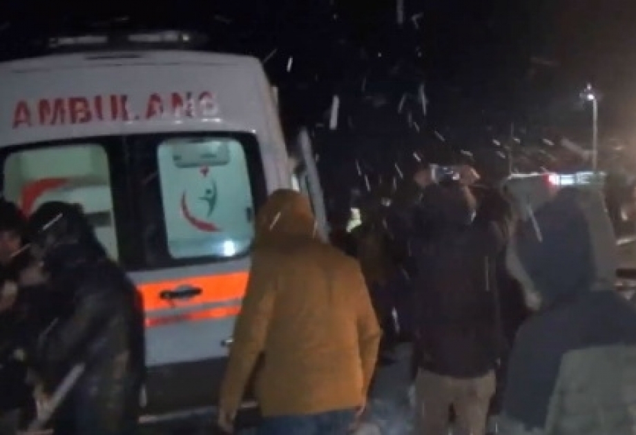 Türkiyədə mikroavtobus qar uçqunu altında qalıb