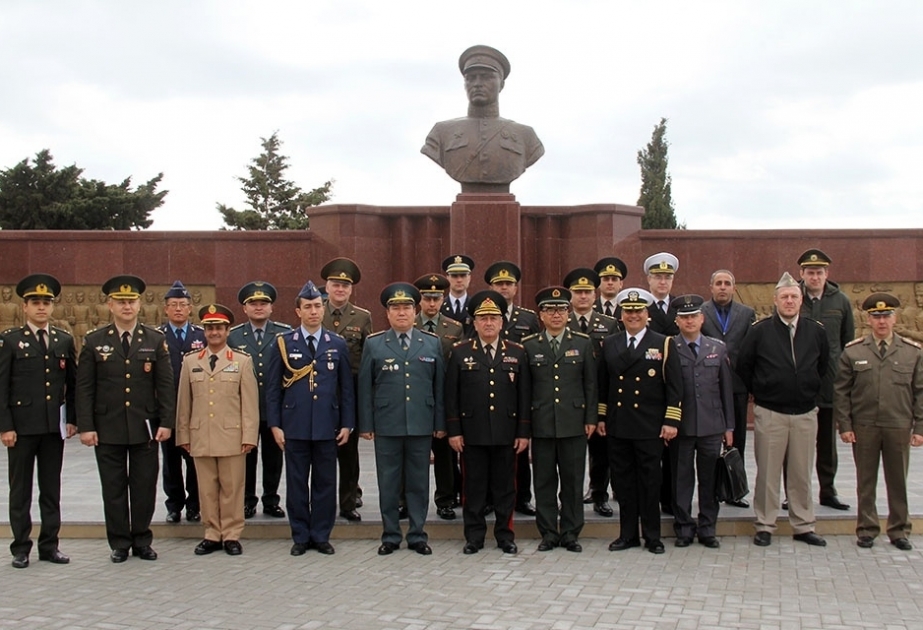 Agregados militares de países extranjeros en Azerbaiyán visitan el Liceo Militar