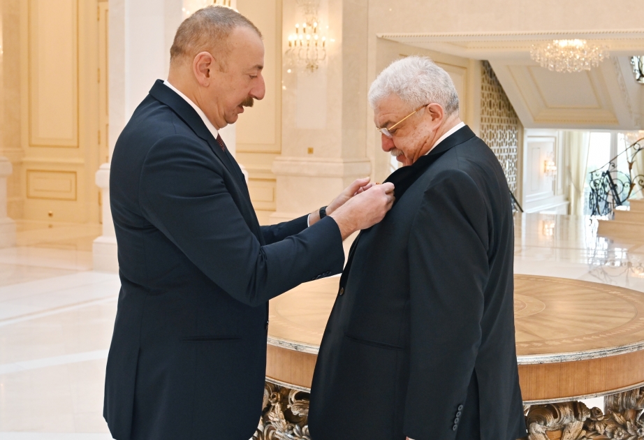 El presidente Ilham Aliyev presentó la Orden de "Sharaf" a Mikhail Guzmán