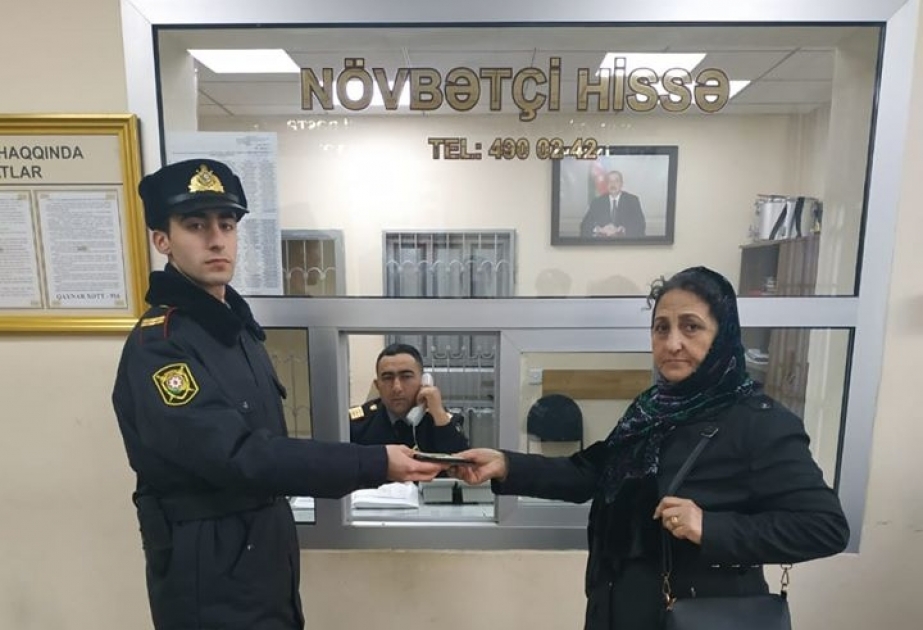 Polis əməkdaşı metronun “Gənclik” stansiyasında tapdığı pulu sahibinə qaytarıb