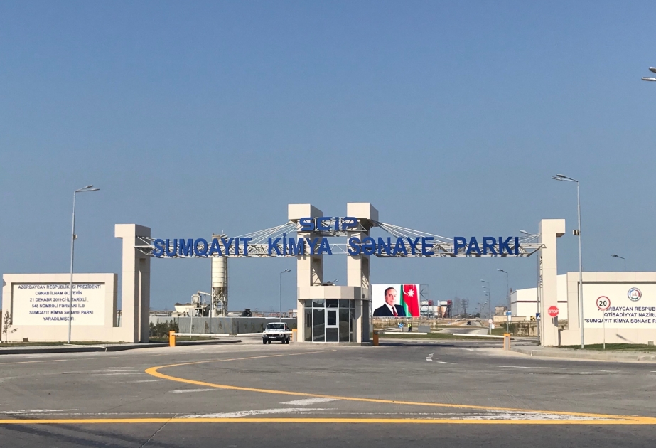 Representantes de la Universidad Técnica de Azerbaiyán visitan el Parque Industrial Químico de Sumgayit