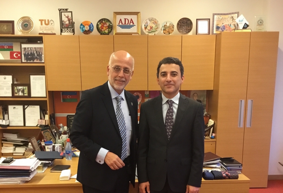 El Embajador de México en Azerbaiyán se entrevistó con el Vicerrector de la Universidad ADA