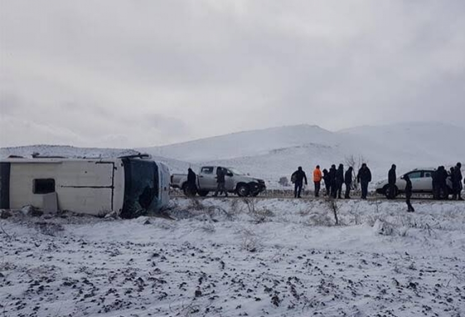 Türkiyədə içərisində turistlərin olduğu avtobus aşıb