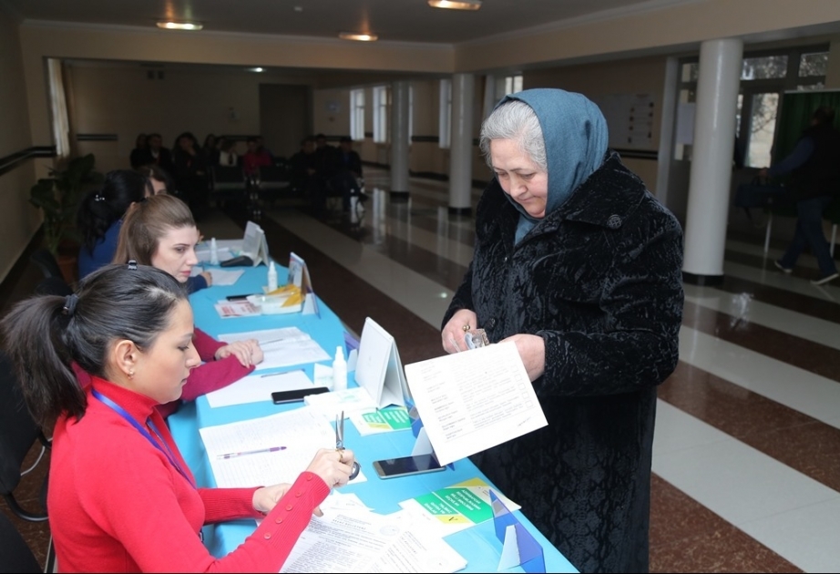 Gəncədə seçicilər dörd dairə üzrə 36 namizəd arasında seçim edirlər