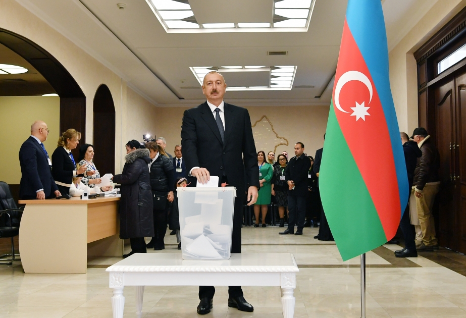 Le président azerbaïdjanais Ilham Aliyev vote au bureau de vote № 6 VIDEO
