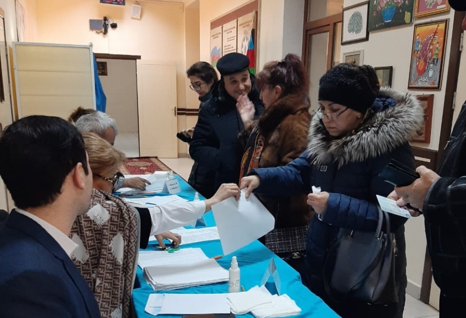 Nəsimi-Səbail seçki dairəsinin 22 saylı məntəqəsində mindən çox seçici öz namizədinə səs verir