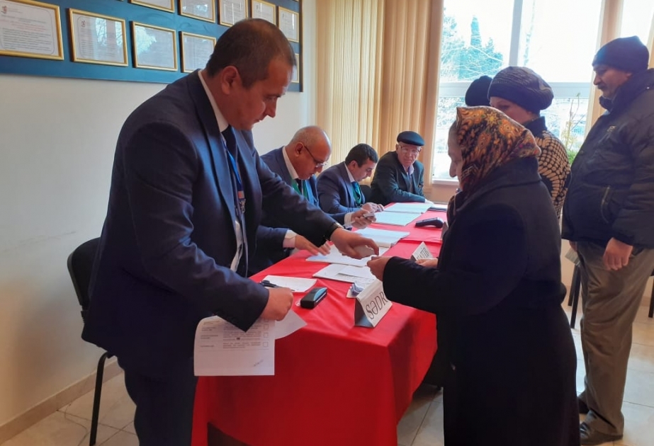 Naftalanlı seçicilər beş məntəqədə 10 namizəd arasında seçim edirlər