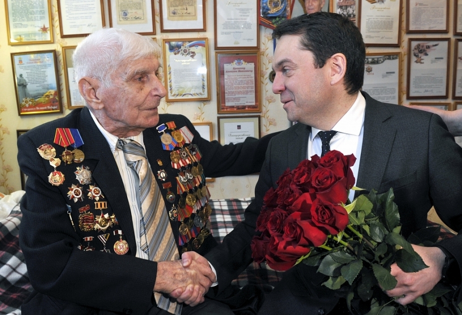 Murmansk vilayətinin qubernatoru əslən Bakıdan olan veteranı 100 illik yubileyi münasibətilə təbrik edib