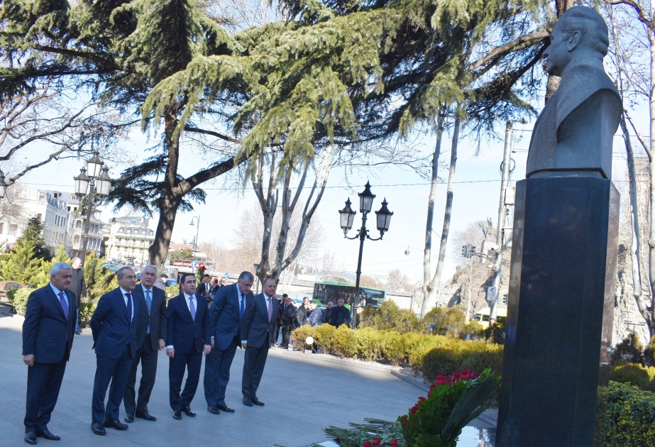 阿塞拜疆经济部长一行在第比利斯拜谒我国全民领袖盖达尔·阿利耶夫纪念碑