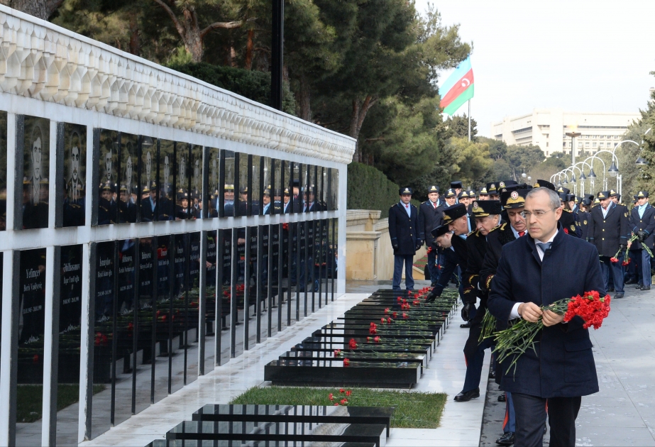 Dövlət Vergi Xidmətinin kollektivi Fəxri xiyabanda ulu öndər Heydər Əliyevin məzarını və Şəhidlər xiyabanını ziyarət edib