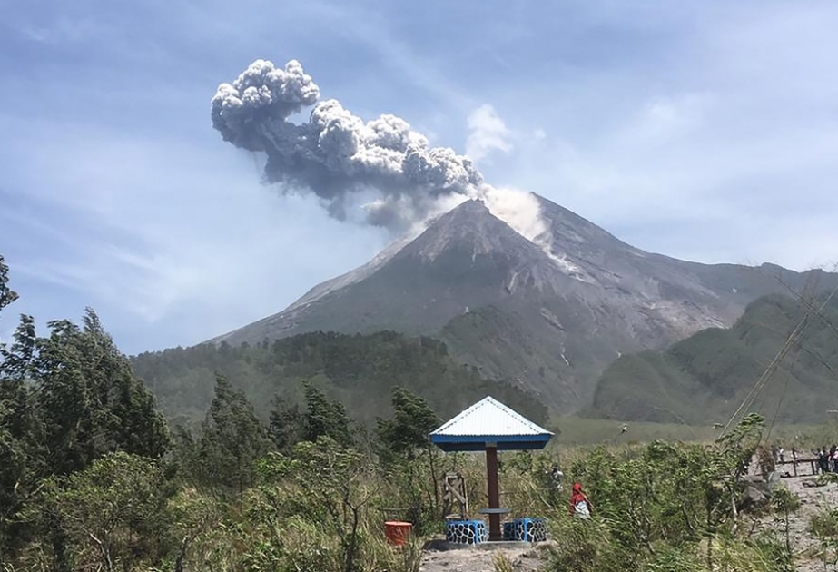 İndoneziyada Merapi vulkanı iki min metr yüksəkliyə kül püskürüb