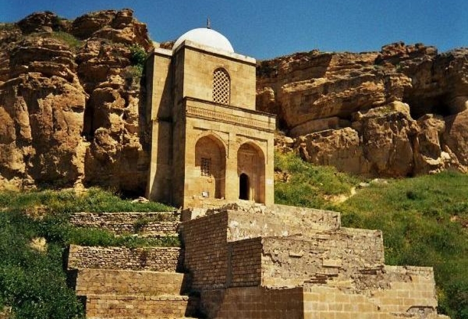 Monumento a Diri Baba atrae a muchos visitantes curiosos